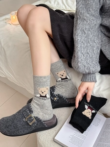 Détail de chaussettes d'hiver en laine avec motif d'ours en peluche et texture chaude