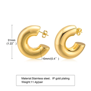 Détail de la boucle d'oreille créole en C en acier poli avec dimensions de 31mm de diamètre