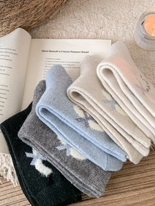 Détail de chaussettes en laine épaisses avec jacquard floral 3D et polaire chaude