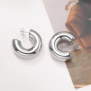 Boucles d'oreilles créoles chic en forme de C argenté avec une finition miroir polie pour femme