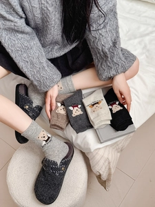 Détail de la maille de chaussettes en laine avec broderie ours en peluche pour l'hiver