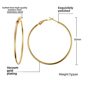 Détail des boucles d'oreilles créoles de 50 mm en acier inoxydable doré poli IP
