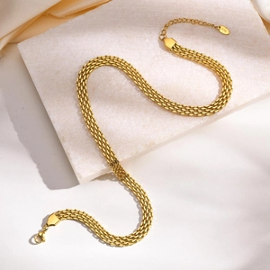 Chic collier en maille plaqué or 18 carats sur marbre blanc avec tissu de soie doux