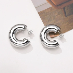 Boucles d'oreilles en C argentées polies avec finition miroir et design minimaliste