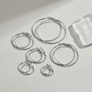 Lot de six paires de boucles d'oreilles créoles minimalistes en acier inoxydable argenté