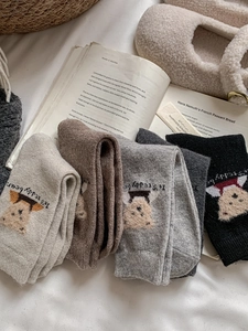 Détail de quatre paires de chaussettes en laine avec broderie ours en peluche