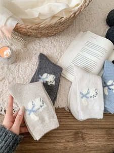 Texture de maille détaillée de chaussettes chat en laine en beige gris blanc et bleu