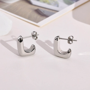 Détails des boucles d'oreilles géométriques argentées en U avec finition polie