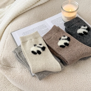 Dettaglio calzini di lana con panda 3D in beige, marrone e grigio scuro melange