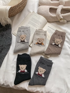 Vue détaillée de cinq couleurs de chaussettes en laine épaisses avec broderie ours
