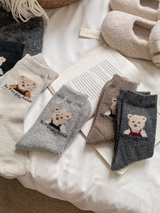 Gros plan détaillé de chaussettes d'hiver en tricot avec broderie ours en divers coloris