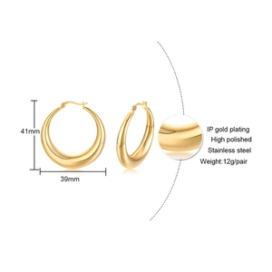 Vue détaillée des créoles creuses plaquées or 18 carats avec dimensions et poids