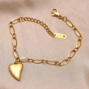 Elegantes goldenes Edelstahlarmband mit einem polierten Herzanhänger für Damen