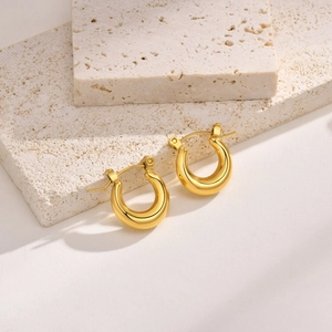 Détail des boucles d'oreilles créoles épaisses plaquées or 18 carats sur pierre naturelle