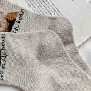 Gros plan détaillé de chaussettes d'hiver en laine avec broderie d'ours et talon renforcé