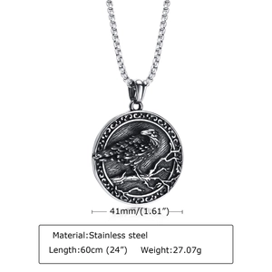 Vue détaillée du pendentif corbeau viking avec dimensions 41mm et chaîne en acier de 60cm