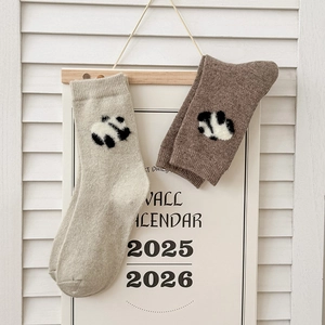 Calze invernali da donna in lana con simpatici panda 3D nei colori beige e marrone