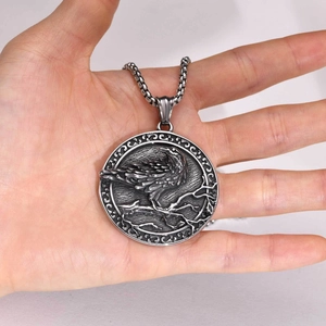 Détail du pendentif corbeau viking montrant l'effet oxydé et la texture des plumes
