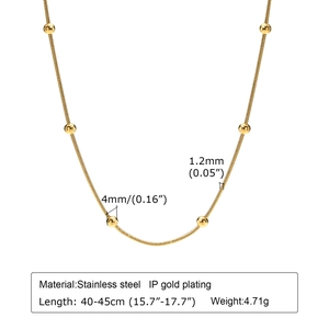 Détail de perles dorées 4mm sur chaîne serpent en acier inoxydable doré IP 1,2mm
