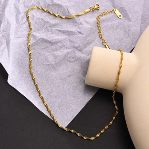 Collier en acier titane plaqué or 18k avec chaîne torsadée et fermoir mousqueton