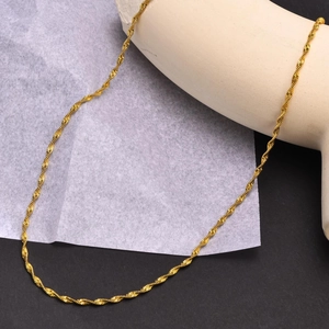 Détail de la chaîne torsadée en acier inoxydable plaqué or 18k à l'éclat métallique