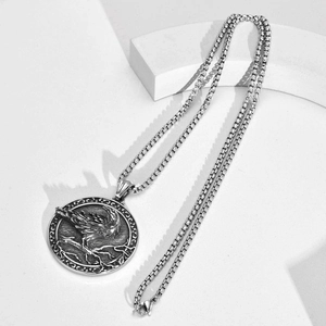 Détail du pendentif corbeau viking en argent vieilli avec une chaîne de type box robuste