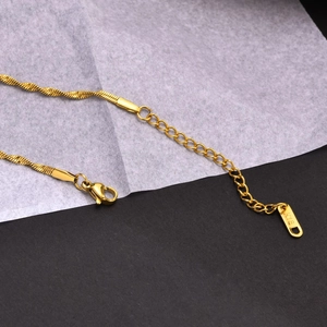 Détail d'un collier chaîne torsadée en acier inoxydable plaqué or 18 carats avec fermoir