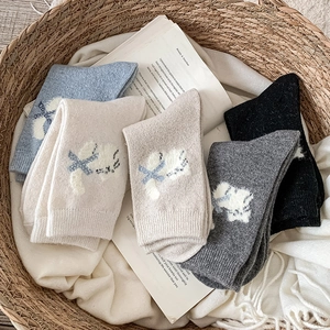 Chaussettes épaisses en laine tricotée avec broderie chat en couleurs d'hiver