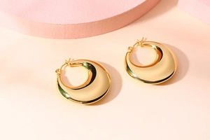 Boucles d'oreilles créoles en or 18K avec finition miroir brillant sur fond rose