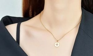 Vue macro d'un collier en acier doré avec pendentif étoile ajouré sur un mannequin
