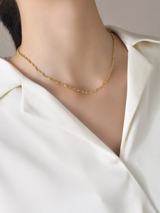 Collier élégant en acier titane plaqué or 18 carats porté par un mannequin