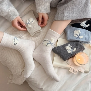 Chaussettes épaisses en laine pour femmes avec motifs de chat mignons en diverses couleurs