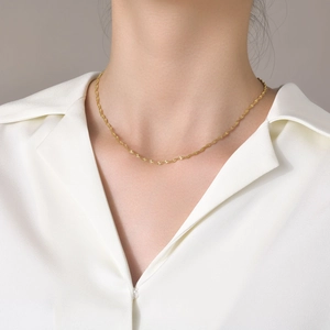 Collier Minimaliste en Acier Inoxydable Plaqué Or 18K Chaîne Torsadée en Vague d'Eau pour Femmes Bijou Élégant Cadeau
