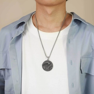 Collier vintage homme avec pendentif corbeau viking en acier inoxydable sur modèle