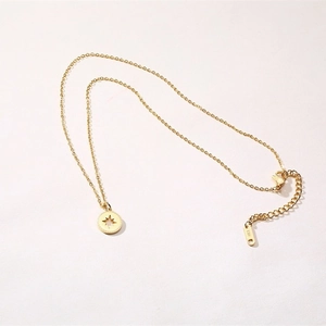 Collier en acier inoxydable doré avec pendentif étoile boussole évidé et chaîne ajustable