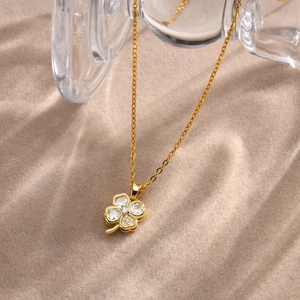 Collana con ciondolo quadrifoglio in zircone dorato a forma di cuore per donna elegante