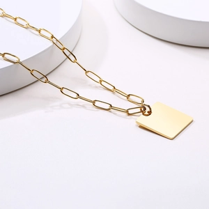 Collier minimaliste à pendentif carré doré avec chaîne trombone élégante pour femme
