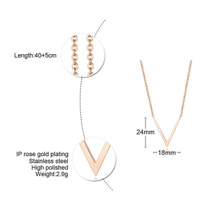 Vue détaillée du collier en V en acier inoxydable or rose avec spécifications de taille