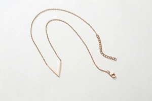 Vue détaillée du collier pendentif en V or rose avec fermoir mousqueton et chaîne O