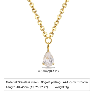Détail du pendentif goutte en zircone sur une chaîne en acier inoxydable plaquée or