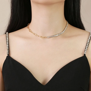 Collana asimmetrica placcata oro 18K con cristalli baguette e chiusura OT da donna