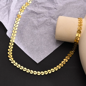 Détail d'un collier à maillons en forme de cœur doré avec une finition polie