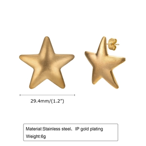 Makro-Detail von gebürsteten 18K Gold Stern-Ohrsteckern aus Edelstahl mit Größenangabe