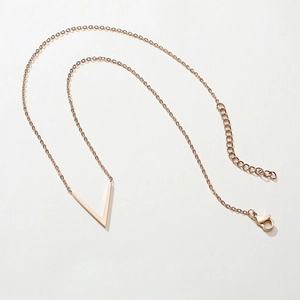 Élégant collier en acier inoxydable or rose avec pendentif en V poli pour femme