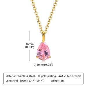 Détail du pendentif en zircone rose poire avec chaîne en acier inoxydable plaqué or
