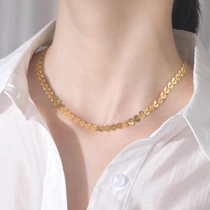 Collier ras du cou élégant à maillons de cœur dorés en acier inoxydable poli pour femme