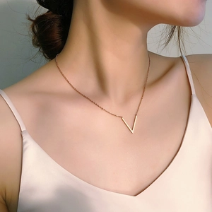 Collier Pendentif Forme V en Acier Inoxydable Minimaliste Or Rose Bijoux Géométriques Polis pour Femmes Accessoires de Fête