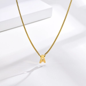 Collier minimaliste en acier inoxydable doré avec pendentif en forme de lettre A