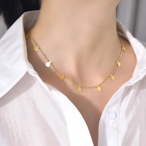 Collier en acier inoxydable doré poli avec pendentifs disques sur le cou du mannequin