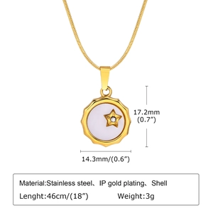 Collier en acier inoxydable doré avec pendentif rond en nacre et détail étoile